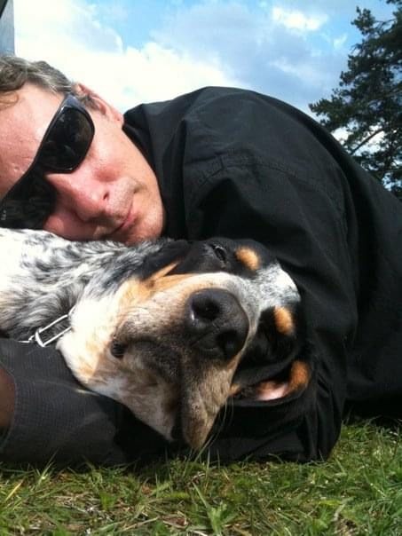 Moment de complicité entre un maître et son chien